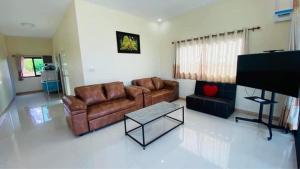 a living room with a couch and a table at ภูระเริงวิลล่า วังน้ำเขียว Phu Raroeng Villa in Ban Khlong Ki