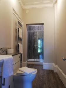 A bathroom at A spacious 1 bedroom in an historic building