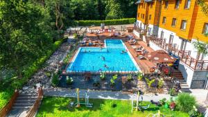 Bazén v ubytovaní Hotel Czarny Potok Resort SPA & Conference alebo v jeho blízkosti