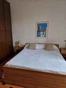 ein Schlafzimmer mit einem großen Bett mit blauer Bettwäsche in der Unterkunft Residenza Marisa in Sirmione