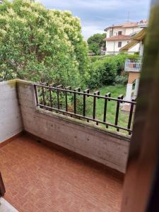 einen Balkon mit einem Zaun und Blick auf einen Hof in der Unterkunft Residenza Marisa in Sirmione