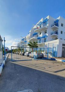 ein großes weißes Gebäude mit davor geparkt in der Unterkunft Lovely Apartment in CABO, RIVIERA BEACH in Cabo Negro
