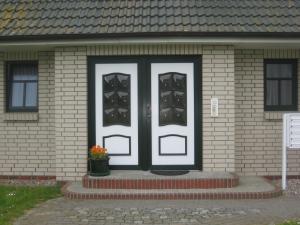 a black and white door on a brick house at Appartements Stinteck WW45 in Stinteck