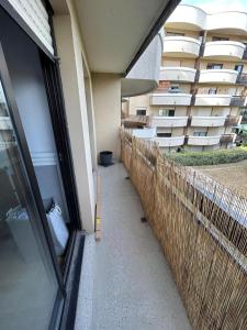 a walkway next to a building with a fence at Appartement agréable 1 chambre in Mérignac