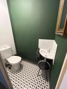 uma casa de banho com um WC e um lavatório em Appartement agréable 1 chambre em Mérignac