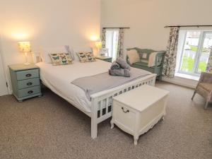 1 dormitorio con 1 cama blanca grande y 1 silla en 2 Cross View en Berwick-Upon-Tweed