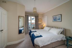 Un dormitorio con una cama grande y una ventana en Royal London Yacht Club en West Cowes