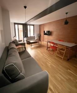 sala de estar con sofá y mesa en Apartamentos Laurel, en Logroño