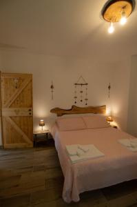 クティリアーノにあるBorgo Don Camilloのベッドルーム1室(大型ベッド1台、木製のドア付)