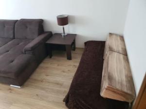 sala de estar con sofá y mesa en Veľký Apartmán 2-4 osôb v srdci Tatier, en Liptovský Hrádok