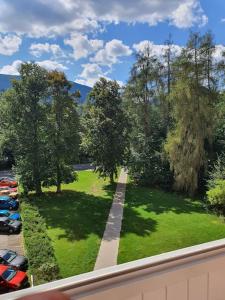 vistas a un parque con árboles y una carretera en Veľký Apartmán 2-4 osôb v srdci Tatier, en Liptovský Hrádok