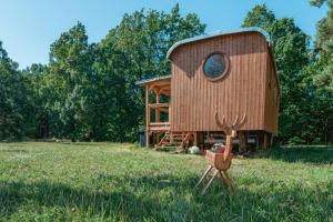 una casa en el árbol con cuernos delante de ella en Meadowland - Samota Stříbrník, 