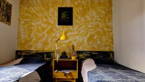 Llit o llits en una habitació de Townhouse 88 daisy theme twin room with ensuite