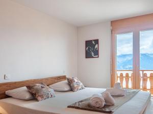 ein Schlafzimmer mit einem Bett mit Handtüchern darauf in der Unterkunft Apartment Grand Panorama B2 by Interhome in Nendaz