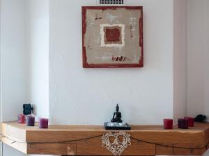 einem Holztisch mit roten Tassen und einem Bild an der Wand in der Unterkunft Apartment Grand Panorama B2 by Interhome in Nendaz