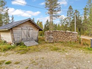 un pequeño edificio con puerta y pared de piedra en Holiday Home by Interhome, en Pyhätunturi