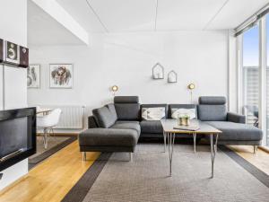 ein Wohnzimmer mit einem Sofa und einem Tisch in der Unterkunft Apartment Kimi - 100m from the sea in Western Jutland by Interhome in Havneby