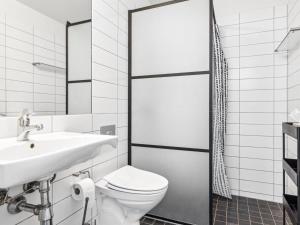 Koupelna v ubytování Apartment Kimi - 100m from the sea by Interhome