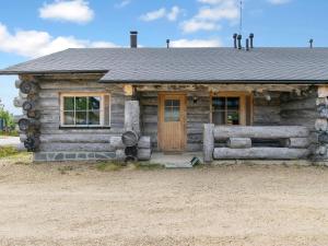 een blokhut met een houten deur en een hek bij Holiday Home Kelopirtti a by Interhome in Saariselkä