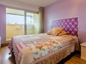 ein Schlafzimmer mit einem lila Bett mit einem lila Kopfteil in der Unterkunft Apartment Cap Cabourg-31 by Interhome in Cabourg