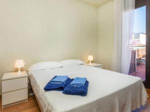 1 dormitorio con 1 cama con 2 toallas azules en Apartment Gràcia- Parc Güell by Interhome en Barcelona