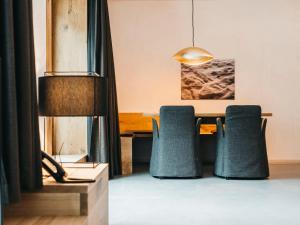 莱克斯Apartment Cosy by Interhome的一间带椅子和桌子的用餐室