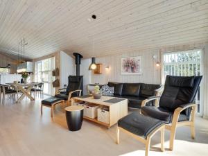sala de estar con sofá, sillas y mesa en Holiday Home Rekke - 300m to the inlet in Western Jutland by Interhome, en Skjern