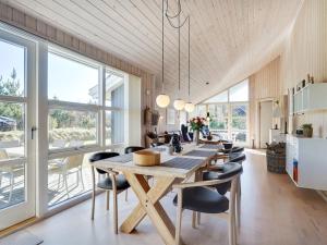 cocina y comedor con mesa de madera y sillas en Holiday Home Rekke - 300m to the inlet in Western Jutland by Interhome, en Skjern
