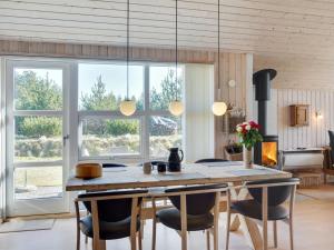 una cocina con una gran mesa de madera y sillas en Holiday Home Rekke - 300m to the inlet in Western Jutland by Interhome, en Skjern
