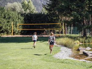 twee mensen die voetballen op een veld met een doel bij Apartment Theo by Interhome in Stams