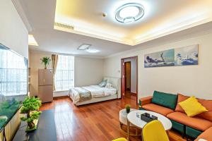a living room with a couch and a bed at Guangzhou Manhattan International Apartment Zhengjia Branch-FREE SHUTTLE BUS FOR CANTON FAIR in Guangzhou