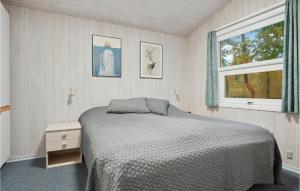 Postel nebo postele na pokoji v ubytování 4 Bedroom Pet Friendly Home In Ebeltoft