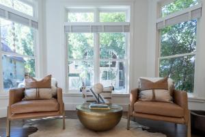 sala de estar con 2 sillas, mesa y ventanas en 425 Depot Ave home, en Telluride
