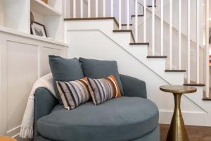una silla azul con almohadas sentadas bajo una escalera en 425 Depot Ave home, en Telluride 64 fotos más