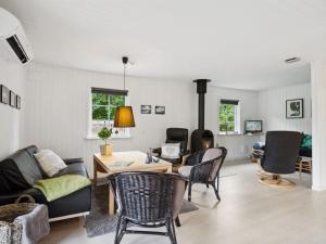 sala de estar con mesa y sillas en Holiday Home Jobst - 600m to the inlet in The Liim Fiord by Interhome en Roslev