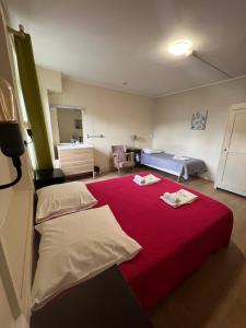 ein Krankenhauszimmer mit 2 Betten und einer roten Decke in der Unterkunft Hôtel Patricia - Strasbourg Hyper Centre in Straßburg