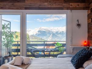 Schlafzimmer mit einem Bett und Bergblick in der Unterkunft Studio Remointse 23 by Interhome in Veysonnaz