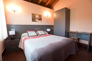 - une chambre avec un grand lit dans l'établissement Hotel Rural Las Palmeras Muskiz, à Muskiz