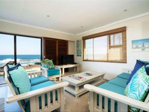 ein Wohnzimmer mit Blick auf das Meer in der Unterkunft Sea-Cottage Beachfront Accommodation in Sheffield Beach