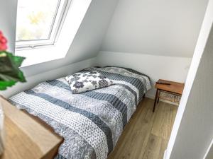 een kleine slaapkamer met 2 bedden en een raam bij Holiday Home Arnora - 48km from the sea in Western Jutland by Interhome in Højer