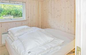 - un lit blanc dans une chambre avec fenêtre dans l'établissement Beautiful Home In Hurup Thy With 3 Bedrooms And Wifi, à Sindrup