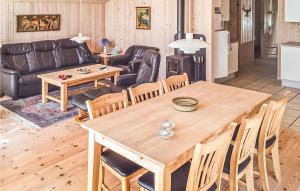Il dispose d'une cuisine et d'un salon avec une table et des chaises en bois. dans l'établissement Beautiful Home In Hurup Thy With 3 Bedrooms And Wifi, à Sindrup