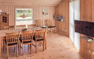- une salle à manger avec une table et des chaises en bois dans l'établissement Beautiful Home In Hurup Thy With 3 Bedrooms And Wifi, à Sindrup