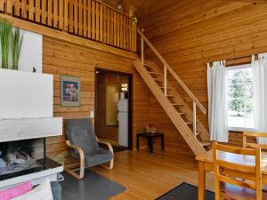 una sala de estar con una escalera en una cabaña de madera en Holiday Home Hirvasaho a1 by Interhome, en Saariselkä