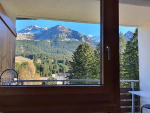 uma vista para uma montanha a partir de uma janela em Apartment Casa Fadail Seura 11 by Interhome em Lenzerheide