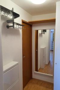 um quarto com um espelho e uma porta com um avião na parede em Apartment Casa Fadail Seura 11 by Interhome em Lenzerheide