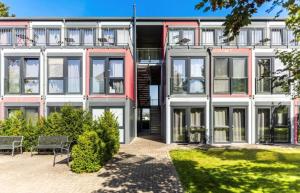 un immeuble d'appartements avec une façade rouge et blanche dans l'établissement B - HOME Apartments, à Coblence