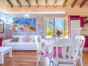 - un salon avec une table et un canapé dans l'établissement Villa Sa Teulada by Interhome, à Santa Margalida