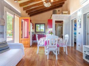 une chambre avec une table et des chaises ainsi qu'une cuisine dans l'établissement Villa Sa Teulada by Interhome, à Santa Margalida