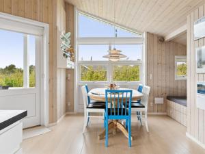 een eetkamer met een tafel en stoelen bij Holiday Home Skaghi - 500m from the sea in Sealand by Interhome in Føllenslev